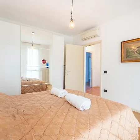 Balcony Bliss! Elegant Residency Apartment Parma