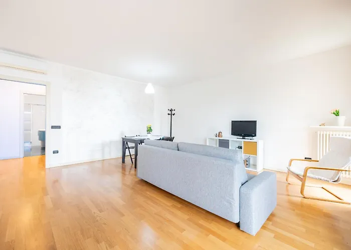 Balcony Bliss! Elegant Residency Apartment *