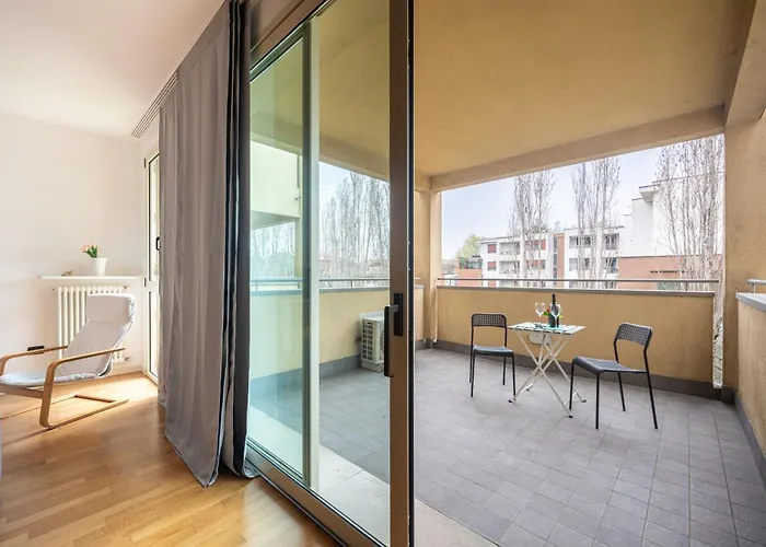 Balcony Bliss! Elegant Residency Apartment *