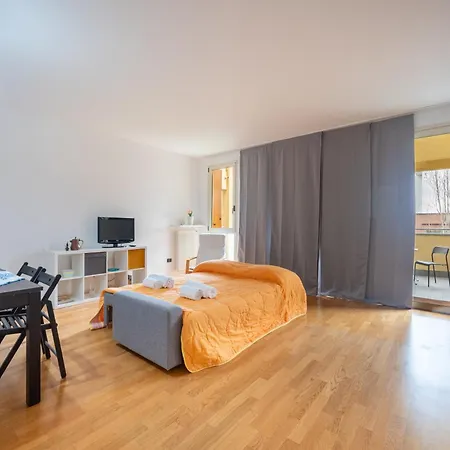 Balcony Bliss! Elegant Residency *