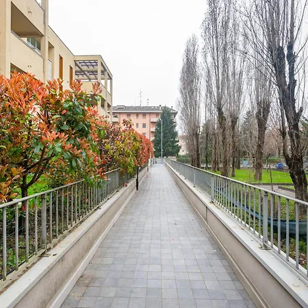 Balcony Bliss! Elegant Residency *