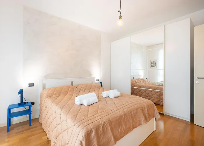 Balcony Bliss! Elegant Residency